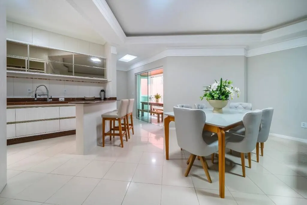 Lindo Apartamento Na Avenida Bombinhas